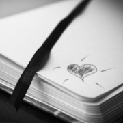 Schwarzes Herz in einem Notizbuch
