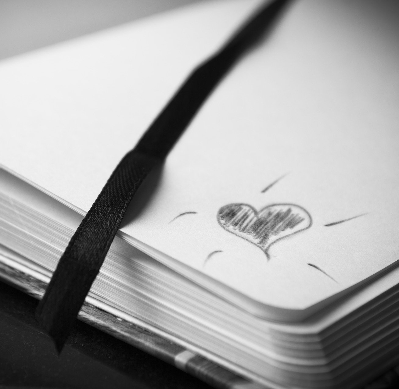 Schwarzes Herz in einem Notizbuch